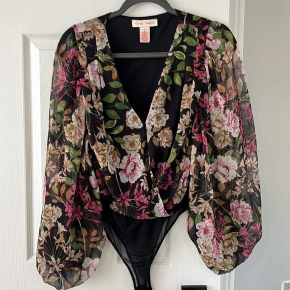 Floral bodysuit with sheer sleeves and v neck. Size S - Picture 1 of 5